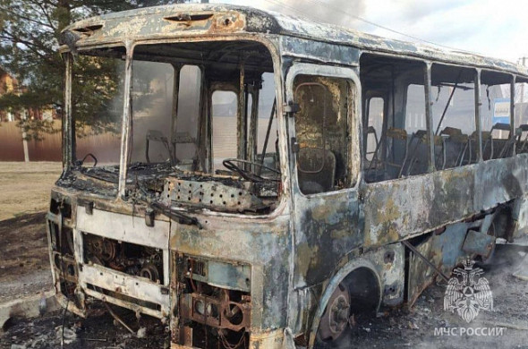 Огонь уничтожил автобус в Лежневском районе
